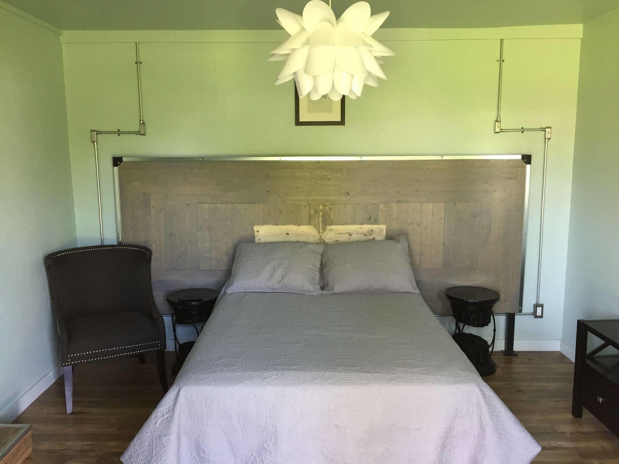 Rooms At The Pecan Olmito Exterior photo