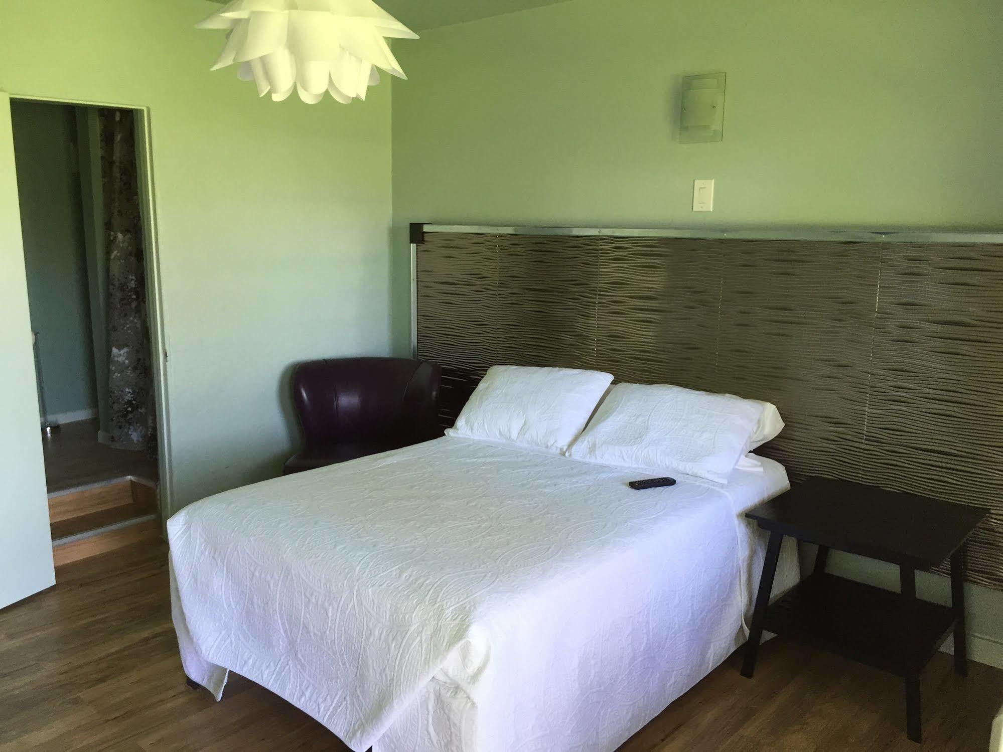 Rooms At The Pecan Olmito Exterior photo
