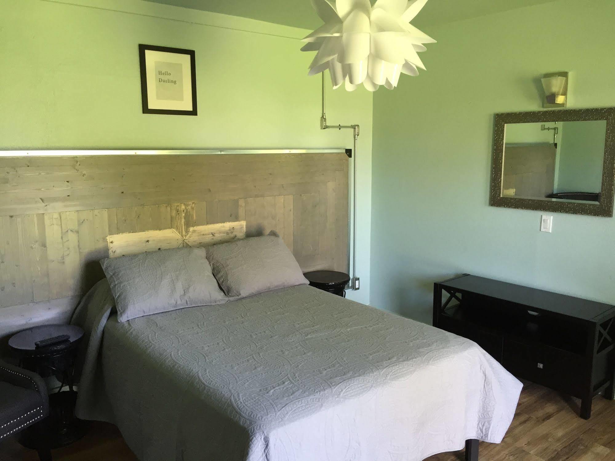 Rooms At The Pecan Olmito Exterior photo